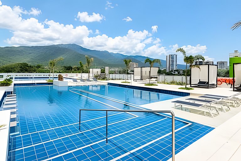 Balcón al mar y piscinas en Bello Horizonte