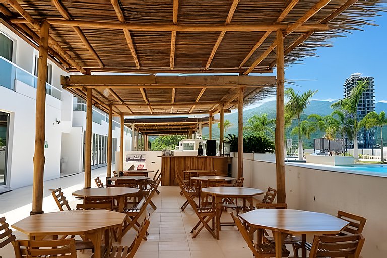 Balcón al mar y piscinas en Bello Horizonte